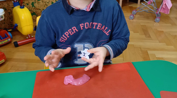 Zajęcia sensoryczne  slime, play doh i gniotki.