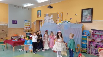 Występ Kopciuszek z okazji powitania Wiosny. Starszaki