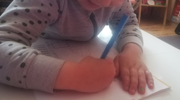 Przedszkolaczki pilnie pracują w domu. Nauka zdalna