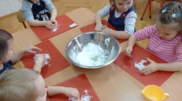 Zajęcia sensoryczne - ciepły śnieg